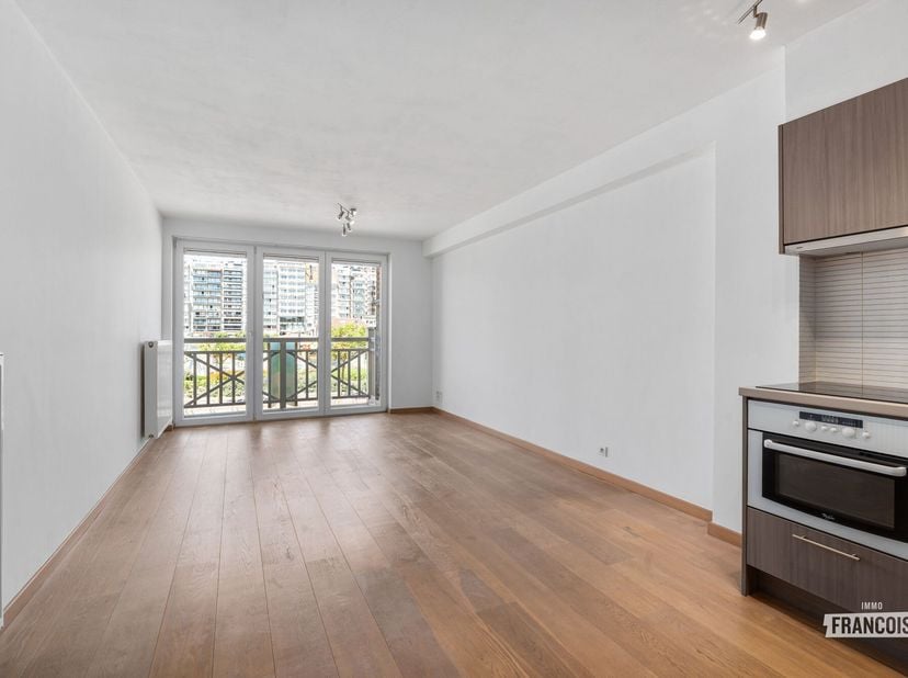 In residentie Tennis Garden, op een centrale ligging in Blankenberge, bevindt zich dit volledig instapklare eenslaapkamerappartement met een prachtig