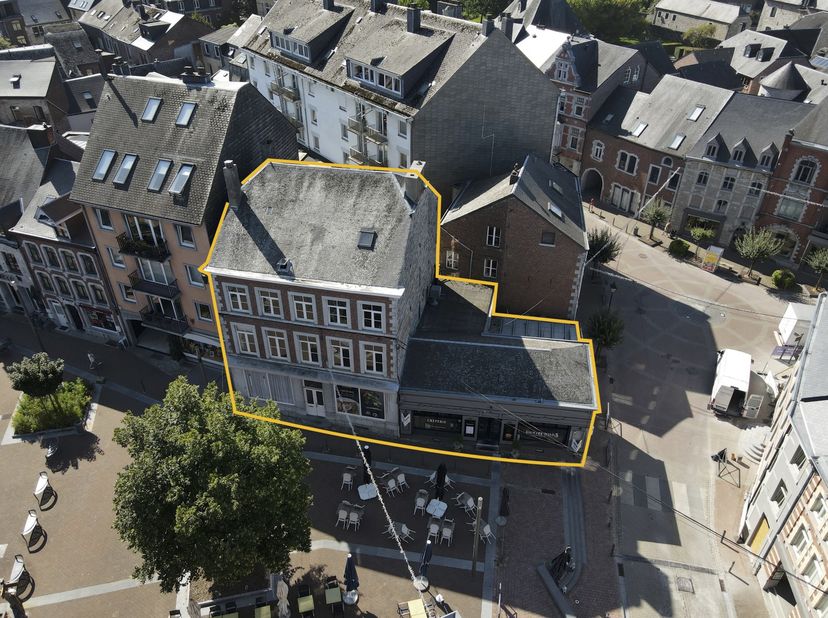 Een vastgoedensemble in het hart van Marche-en-Famenne, met uitzonderlijke zichtbaarheid en een zeldzaam ontwikkelingspotentieel. Gelegen aan het Plac