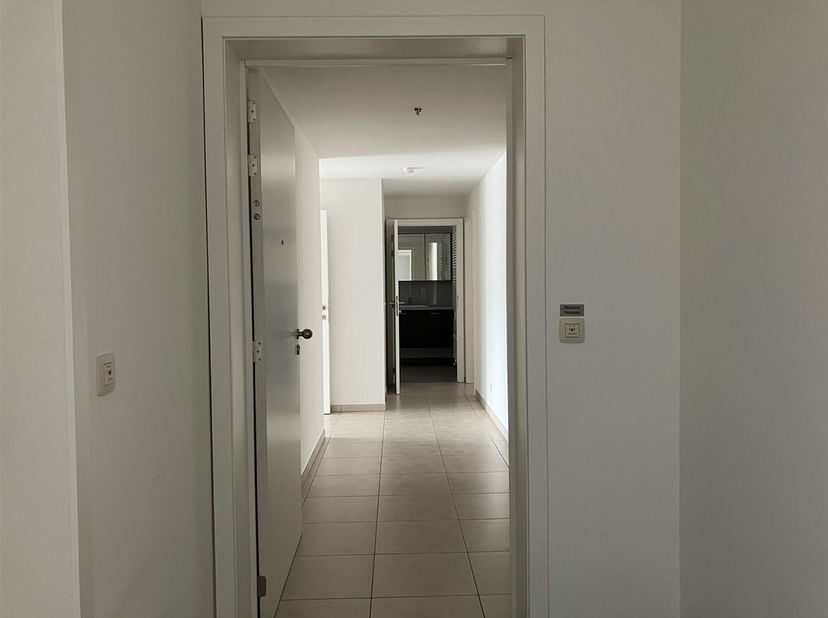 Modern appartement met 2 slaapkamers en terras.<br />
Ligging: Het appartement is gunstig gelegen op wandelafstand van Hasselt centrum. De supermarkt,