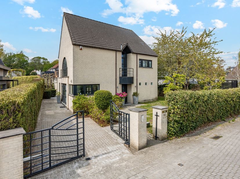 Gelegen langs de Brusselsesteenweg 175 te Aalst, op de grens met Erembodegem, bevindt zich deze goed onderhouden woning (bouwjaar 1995) met verrassend