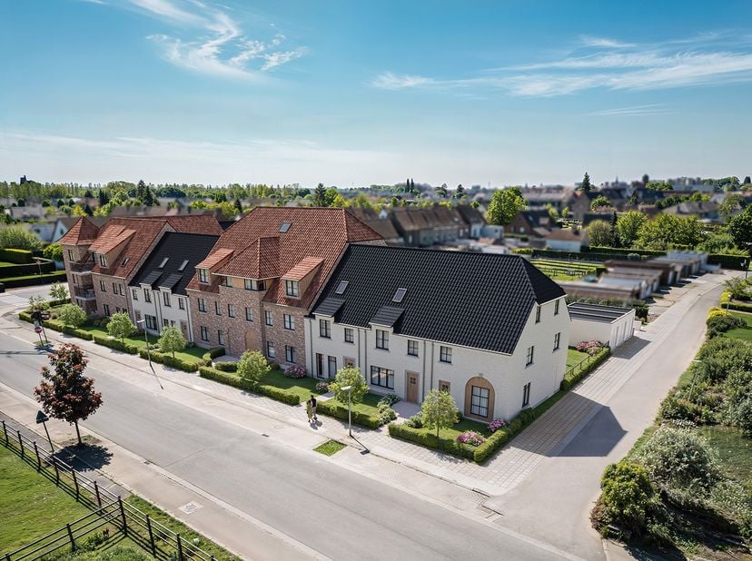 Découvrez cet appartement au rez-de-chaussée de 2 chambres, où confort de vie et agréable espace extérieur se rencontrent parfaitement. Le séjour lumi