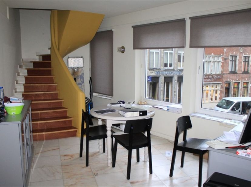 De gelijkvloerse verdieping van maar liefst 220m² huist momenteel een danscafé.<br />
Op de eerste verdieping bevindt zich een duplex appartement bes