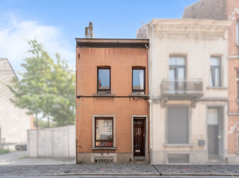 Op een steenworp van Bordet ontdekt u deze prachtige alleenstaande woning gelegen in Evere, in het hart van een rustige en aangename woonwijk. De guns