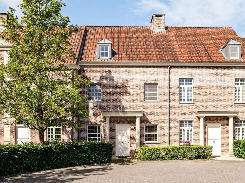 Instapklare rijwoning in een exclusief, afgesloten woonerf.<br />
Deze charmante rijwoning is gelegen in een uniek en rustig woonerf bestaande uit sle