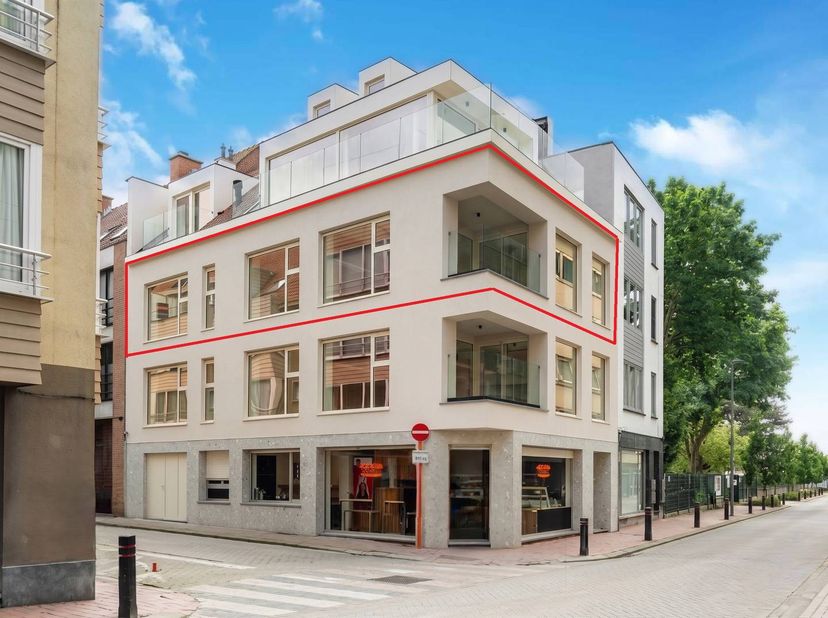 Langs de Kursaalstraat te Heist vinden we dit luxueus gerenoveerde appartement te koop. Het bevindt zich in een volledig vernieuwd, kleinschalig gebou