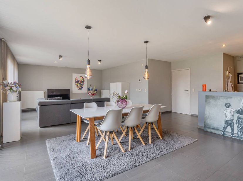 Dit verzorgd gelijkvloers appartement is gelegen aan de Hasseltweg 285 in Genk, op de verbindingsweg tussen Genk en Hasselt. De locatie combineert een