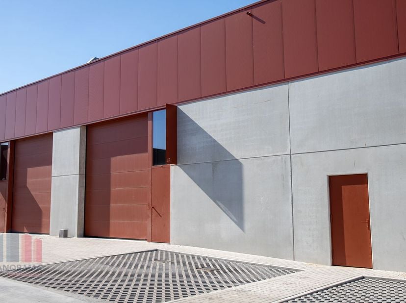 Nieuwbouw KMO-unit met een oppervlakte van 199&amp;nbsp;m² en 2 privatieve parkeerplaatsen te koop op toplocatie in Izegem.<br />
<br />
De casco bedrijfs
