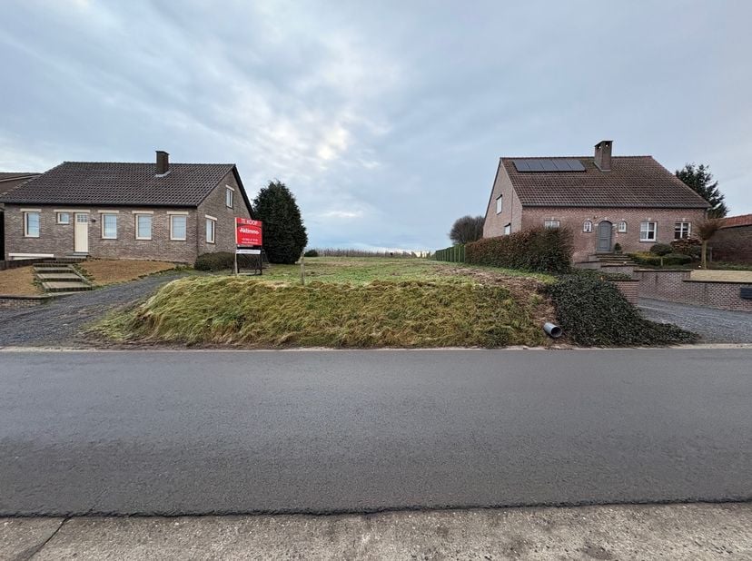 Deze uitzonderlijke bouwgrond, gelegen aan de Langstraat ter hoogte van huisnummer 51 in Velm, biedt een unieke kans om uw droomwoning te realiseren.