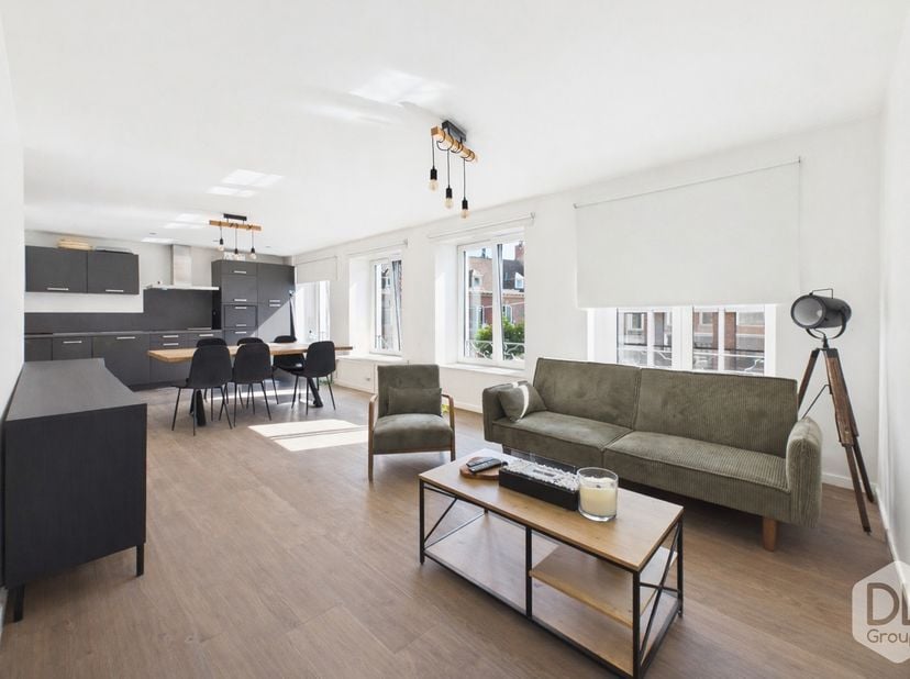 Dit appartement gelegen op de eerste verdieping bestaat uit een lichtrijke leefruimte van 45 m² met een open, uitgeruste keuken voorzien van een vitro