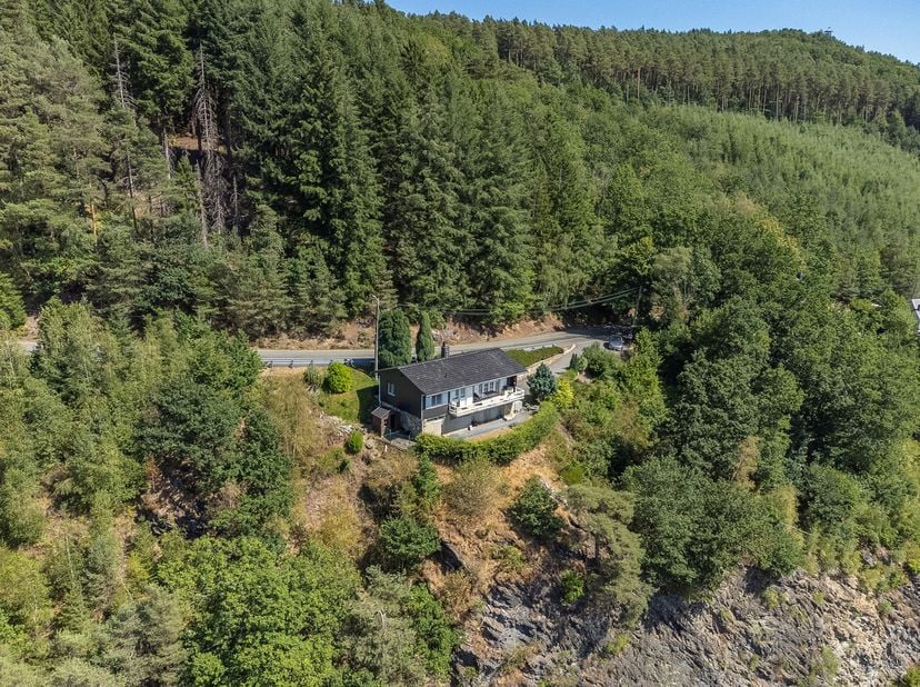 Votre agence Antoine Immo de Stavelot vous propose à la location cette charmante habitation de plain pied avec sous-sol, située sur les hauteurs de Tr