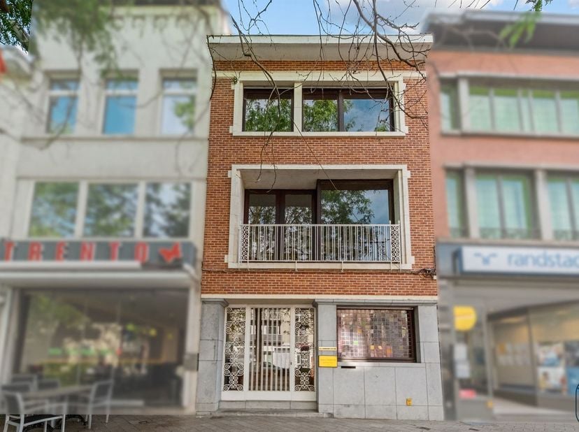 Immeuble de maître plein de charme idéalement situé au centre-ville, avec jardin de ville et double garage ! Cette ancienne maison de médecin offre un