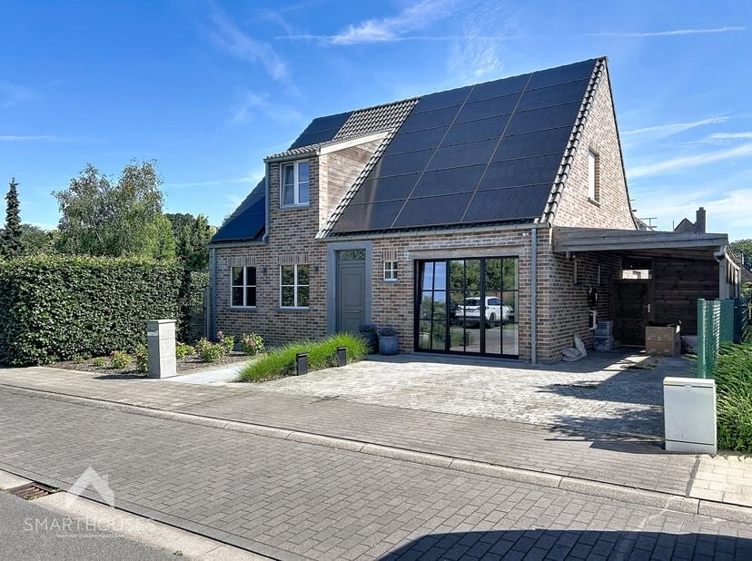 Instapklare vrijstaande woning in een residentiele omgeving bestaande uit een inkomhal met afzonderlijk toilet en ingemaakte kast, ruime leefruimte me
