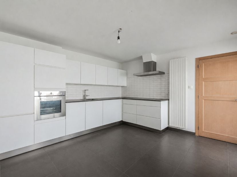 Deze zeer goed gelegen halfopen woning beschikt over tal van troeven. Vlakbij winkels, openbaar vervoer en aan een school vindt u deze volledig instap