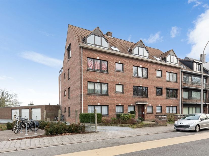Ruim gelijkvloers 3 slaapkamer appartement met tuintje en garage centrum Geel.<br />
Uiterst gunstige ligging met een goede verbinding naar  omliggend