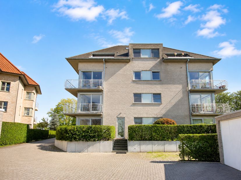 Goed gelegen appartement op het gelijkvloers met inkom, apart toilet, living met aansluitend een zonnig terras, open ingerichte keuken, sanitaire berg