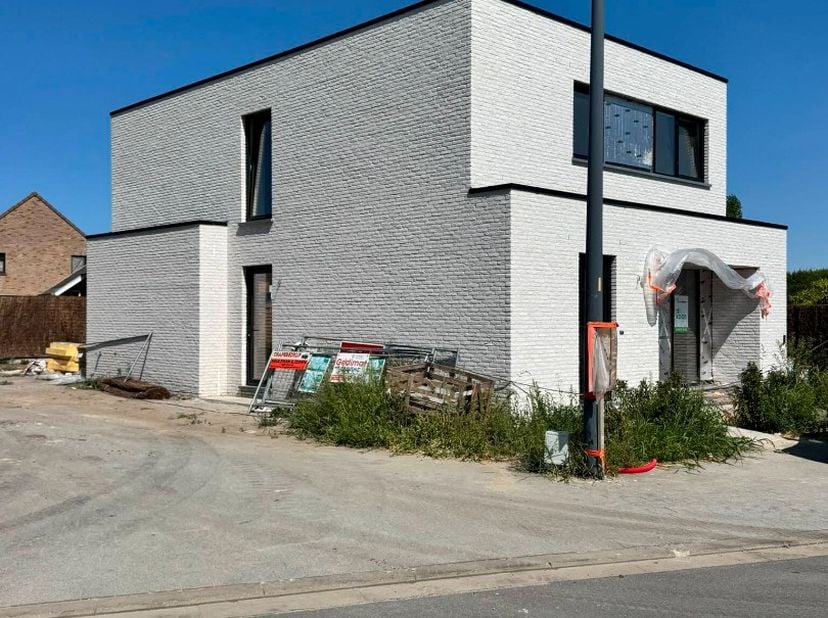 Deze nieuwbouwwoning is gelegen te Zande en bestaat uit: <br />
<br />
Gelijkvloers: inkomhal - gastentoilet - lichtrijke living met open ingerichte k