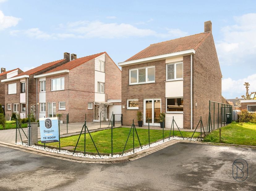 Maison familiale charmante et bien située avec 4 CH, jardin et garage.<br />
Disposition : hall d’entrée avec cage d’escalier, espace de vie chaleureu