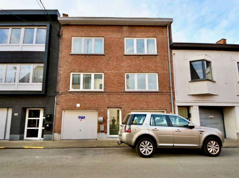 Dit op de tweede verdieping gelegen appartement beschikt over een inkom, een ruime woonkamer met veel lichtinval, een keuken, twee slaapkamers en een
