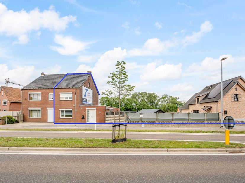 Deze volledig naar eigen smaak te renoveren gezinswoning te Neeroeteren is gelegen op een perceel van 5a03ca. De woning beschikt over een vrijstaande
