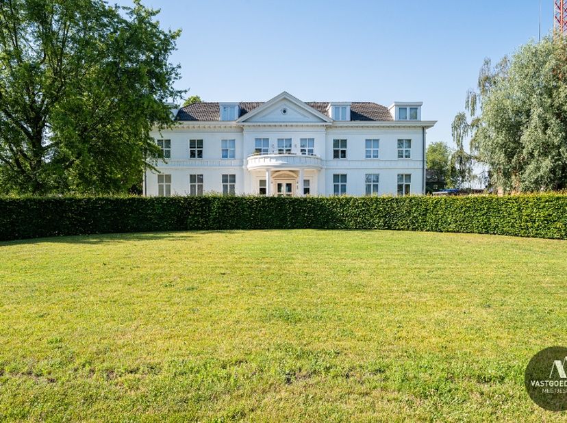 Dit uitzonderlijk ruim en lichtrijk appartement is zeker een bezoekje waard. Gelegen op het gelijkvloers in het Witte Huis van Adegem. Met een bewoonb