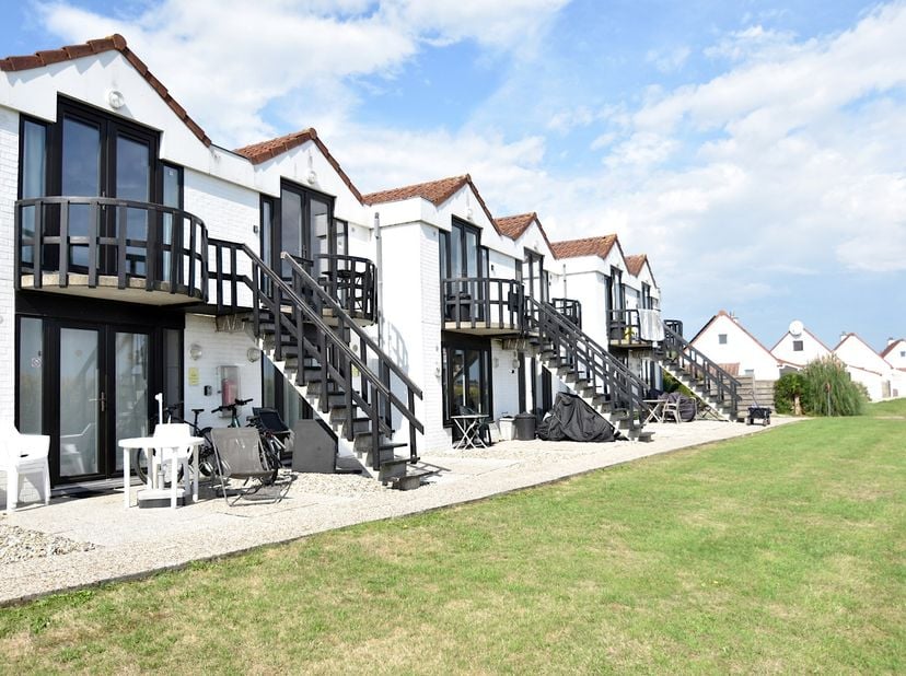 Appartement de vacances au premier étage du domaine de loisirs Zeepolder III, bénéficiant d’une vue dégagée sur les polders. Le domaine dispose d’une