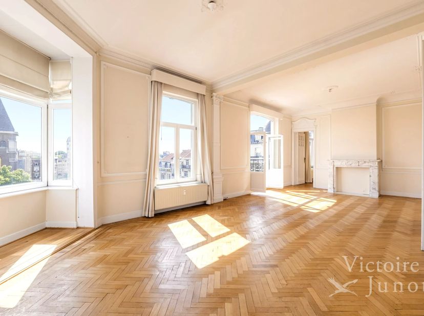 Quartier Place Brugmann/Lepoutre, direct nabij winkels, transport, restaurants - prachtig appartement van 251 m² bruto met balkons van 6 m² in een Hau