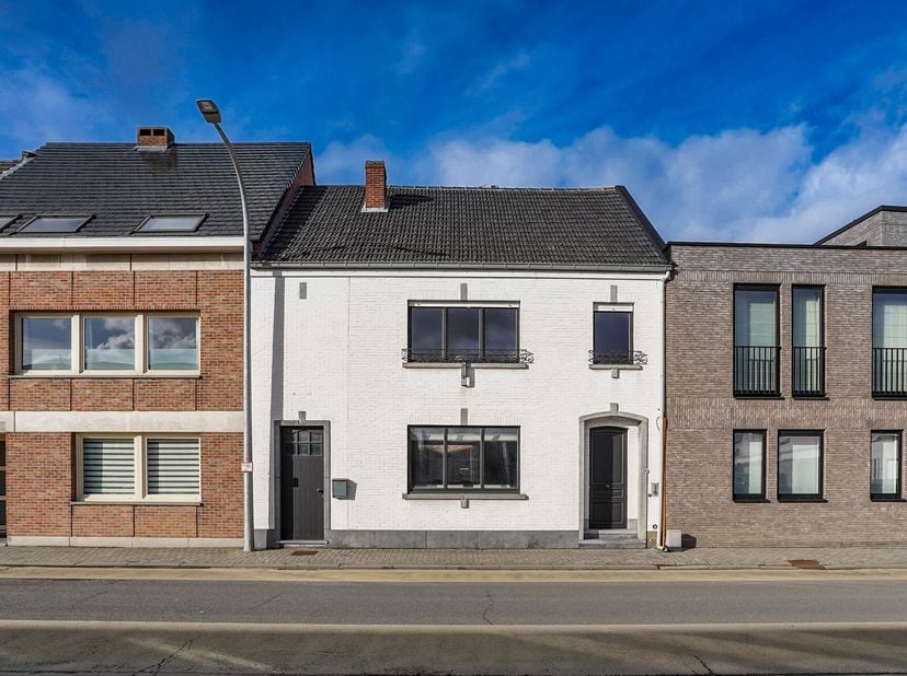 Cette maison mitoyenne spacieuse, d'une surface habitable de 170 m² sur un terrain de 1a69ca, est située juste à l'extérieur du centre de Londerzeel.