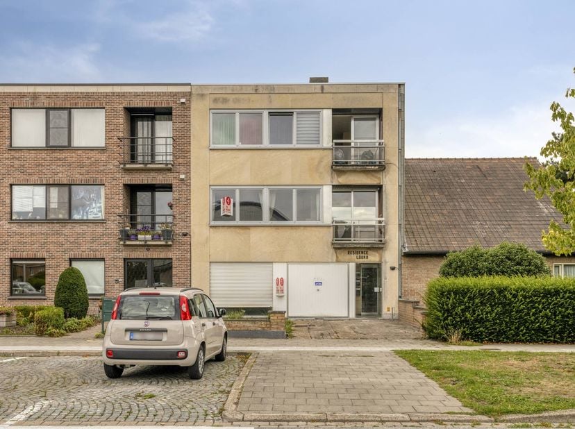 Te renoveren opbrengsteigendom bestaande uit drie ruime appartementen, elk met twee royale slaapkamers en een aangename buitenruimte. De appartementen