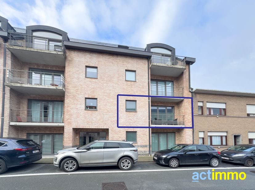 Dans le centre de Mouscron, appartement avec 2 chambres, balcon, parking privatif et jardin commun. Au 1er étage avec ascenseur. Disponible à partir d