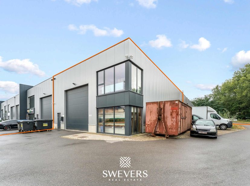 Voor meer info en foto’s, surf naar www.swevers.be – Aan de Lochtemanweg 96/6 in Heusden-Zolder vindt u deze ruime KMO-unit uit 2020, gelegen in een g