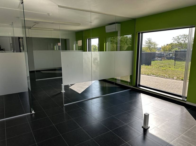 Espace commercial de 50 m² spacieux et stratégiquement situé au cœur de Bilzen.<br />
<br />
Vous recherchez un site spacieux et flexible pour votre e