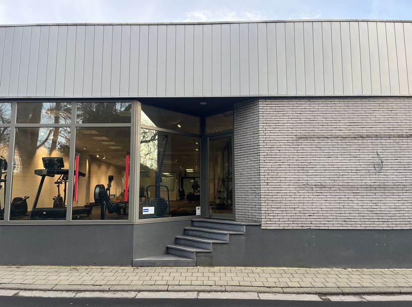 Ces espaces de pratique rénovés à louer sont situés dans un centre médical d'Audenarde, près de la N60.<br />
Les salles de pratique sont adaptées à l