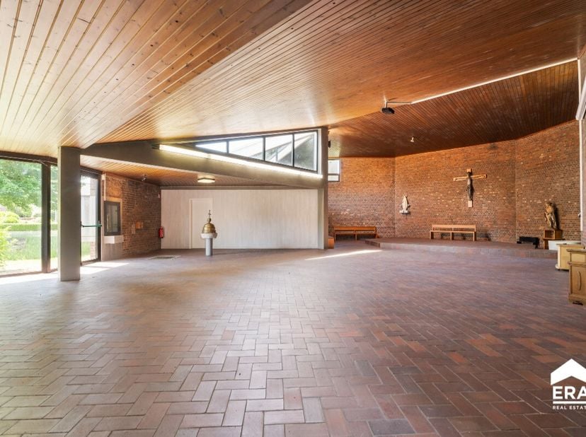 À Landen, nous proposons une opportunité immobilière unique : une église (1965) et une salle paroissiale (1978), qui peuvent être acquises séparément