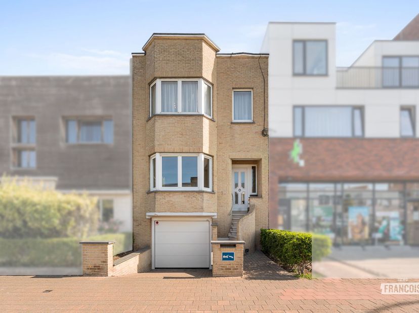 Deze gezellige rijwoning bevindt zich op een uitstekende ligging in Blankenberge, op wandelafstand van de jachthaven, de Zeedijk, het centrum, winkels