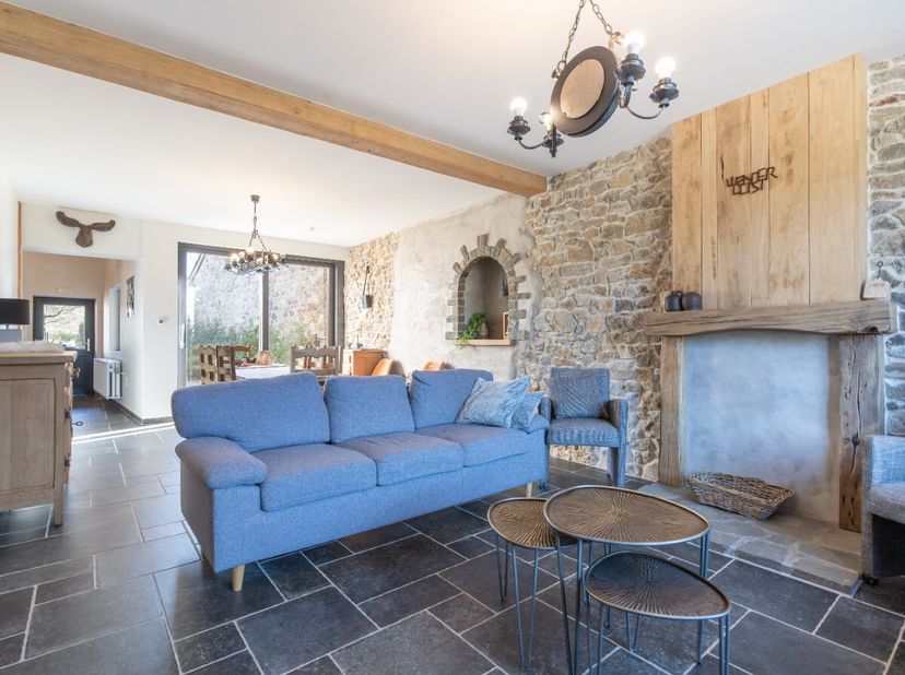 ERA B-LUX heeft het genoegen u deze prachtige gerenoveerde woning voor te stellen, ideaal gelegen in het hart van het charmante dorp Fanzel, in de gem