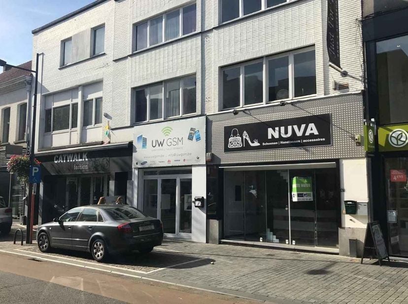 Ontdek deze aantrekkelijke winkelruimte van 120 m² in de belangrijkste winkelstraat van Mol. Deze centraal gelegen locatie biedt een uitstekende zicht