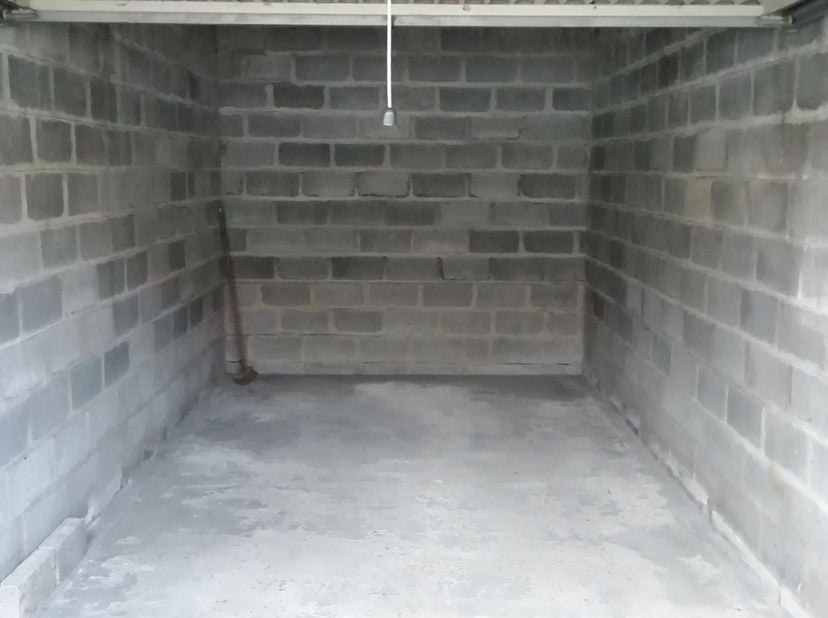 Deze goed gelegen garage bevindt zich op wandelafstand van het centrum van Leuven en biedt een praktische en veilige oplossing voor uw wagen of extra