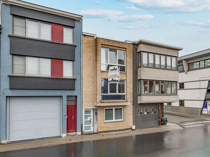 Volledig verhuurd opbrengsteigendom bestaande uit drie appartementen. Dit gebouw vormt een interessante investering dankzij de stabiele huuropbrengst,