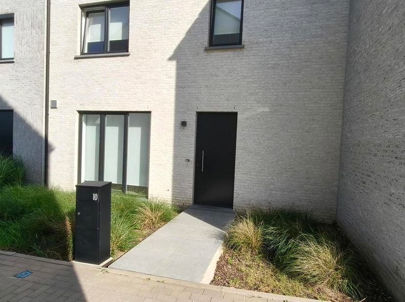 Energiezuinige nieuwbouwwoning op Het Hooghe !!! Bestaande uit hal met apart toilet en lavabo, zeer ruime berging met wasplaats. Super ruime gezellige