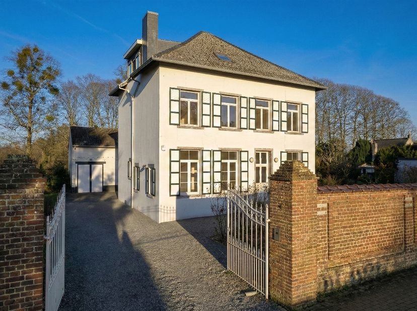 Vous recherchez une maison spacieuse et pleine de caractère dans un endroit calme et stratégique ?<br />
Cette villa magnifiquement rénovée à Everber
