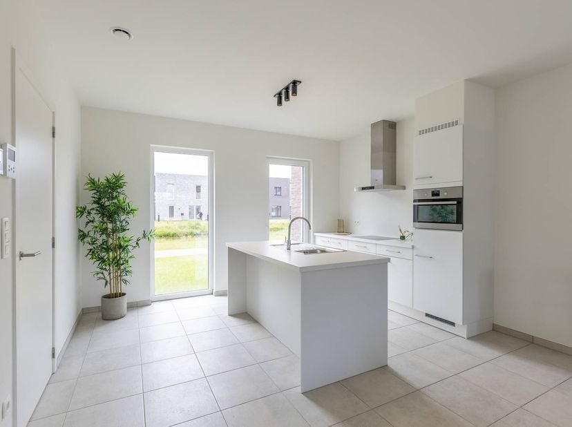 Op de Sint-Truidersteenweg 419A te Sint-Lambrechts-Herk vinden we deze energiezuinige nieuwbouwwoning terug met een bewoonbare opp. van 169 m². Op het