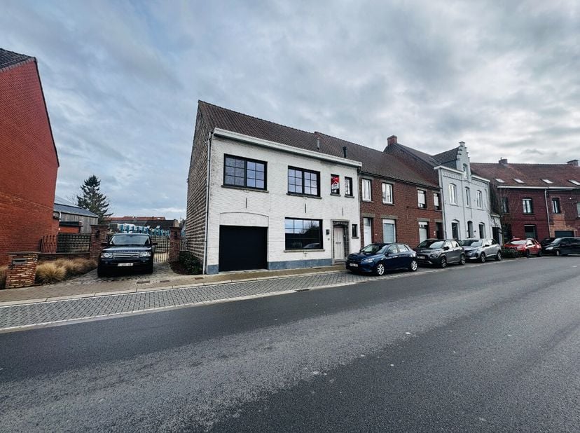 ;Rekkem - Zeer ruime recent gerenoveerde woning met loods van 76 m²Deze instapklare en hoogwaardige gerenoveerde halfopen woning dichtbij het centrum
