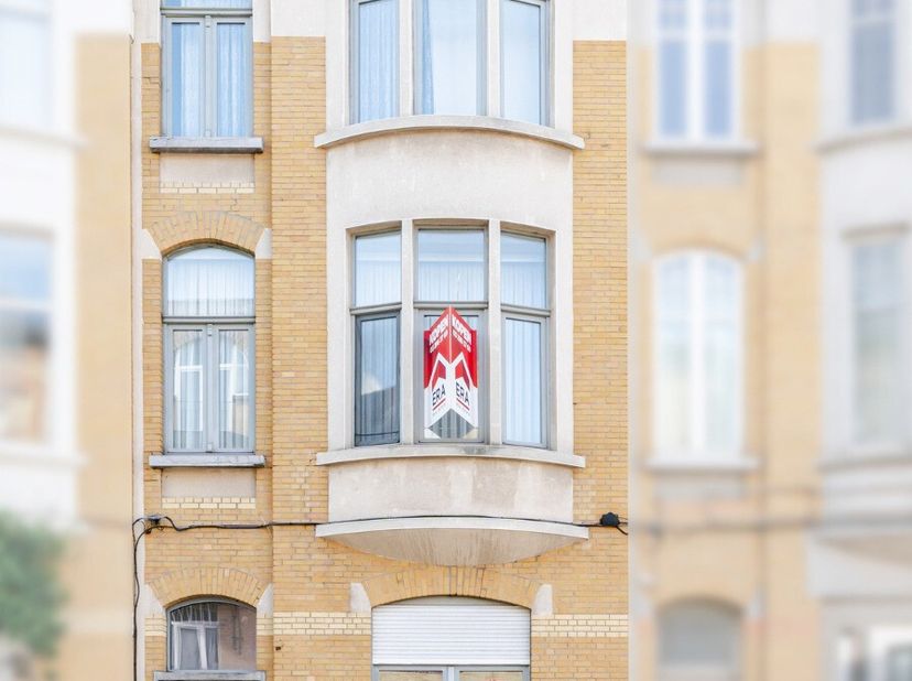 Karaktervolle herenhuis in het centrum van Gent. Deze gesloten woning uit het begin van de 20ste eeuw combineert authentieke charme met een ruime en p