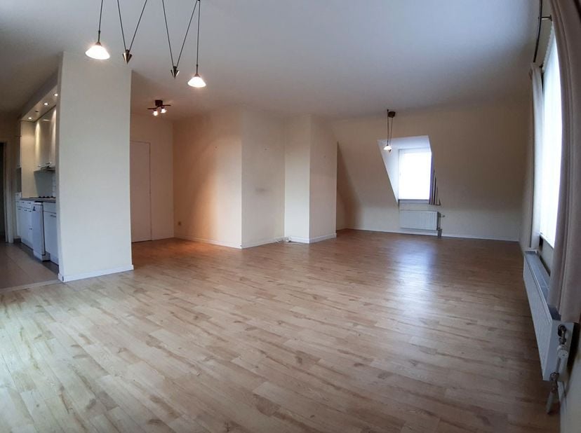 Dit ruime appartement bestaat uit een inkomhal, apart toilet, 3 slaapkamers, badkamer met toilet , living, keuken met extra berging, wasplaats, garage