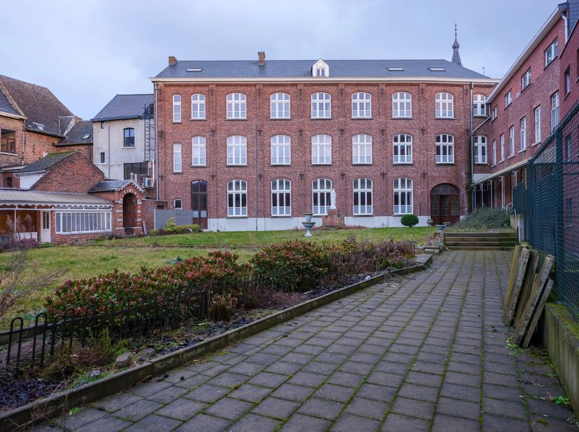 Dit ruime voormalige klooster biedt een totale oppervlakte van meer dan 4000 m². Er zijn ook verschillende projectmogelijkheden hierbij (woonfunctie,