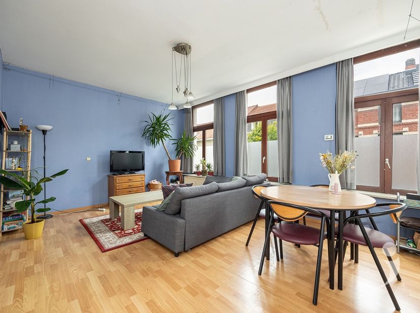 Propriété spacieuse dans le centre de Louvain.<br />
<br />
Au premier étage, nous entrons dans le hall d'entrée avec les toilettes pour invités. A