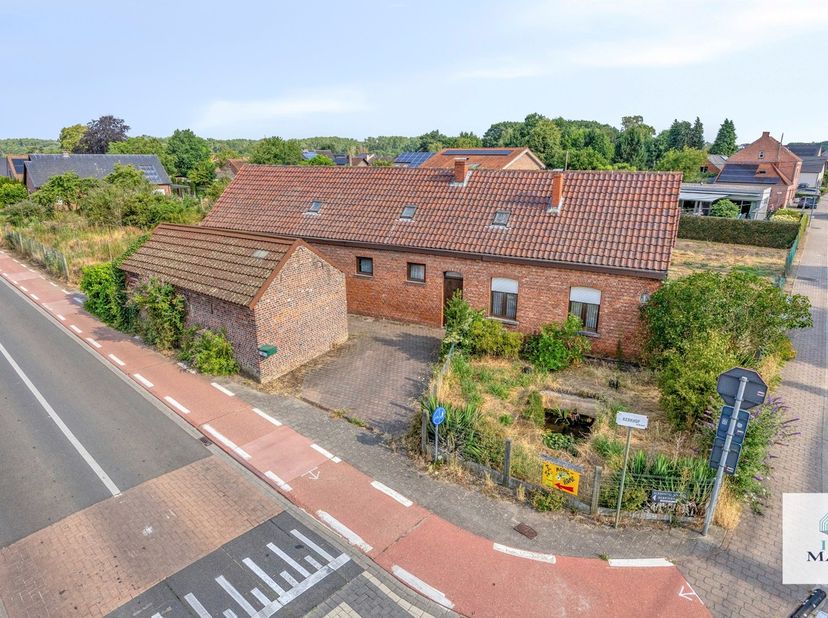 Deze goed gelegen langgevelhoeve is een mooi renovatieproject met goede ligging in centrum Heikant, op 1km van treinstation Wezemaal, vlakbij een basi
