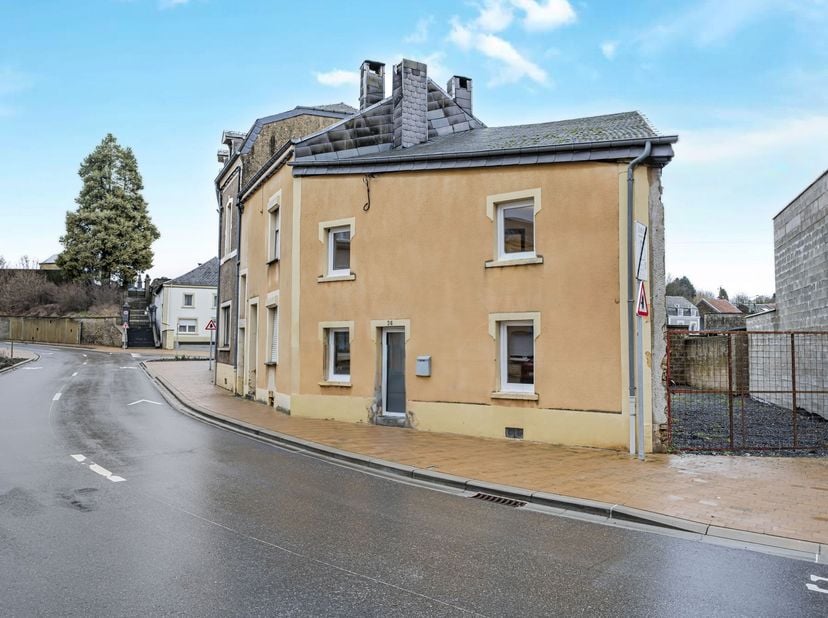 WE INVEST Sud-Luxembourg vous présente cette maisonette 3 façades, située à Virton, à deux pas des commodités et des principaux axes routiers.<br />
E