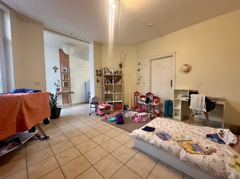 Belgica / Jette  Appartement 3 chambres à rénover<br />
À deux pas de la station de métro Belgica, vous rejoignez nimporte quel quartier de Bruxelles