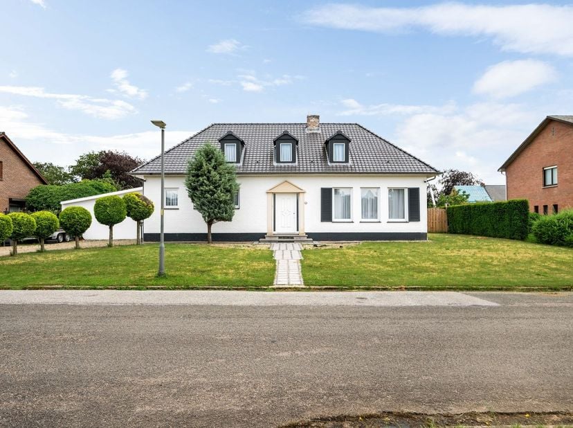 Spacieuse maison familiale avec 5 chambres, 2 salles de bains et un jardin ensoleillé sur 1 114 m²<br />
<br />
<br />
<br />
Emplacement :<br />
<b